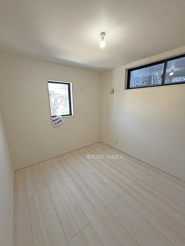 内装:2階洋室5.34帖。 2号棟:現地写真2025.8.30撮影