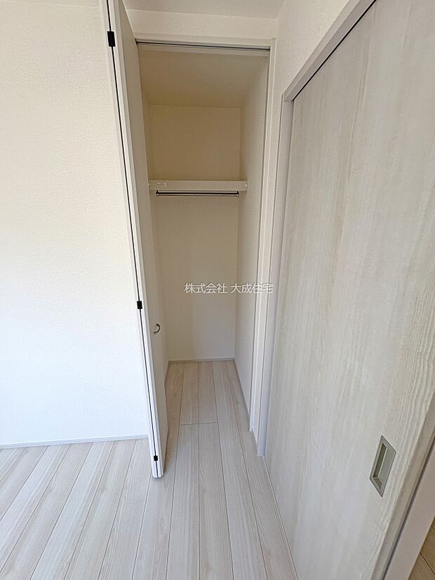 内装:1階居室はキッズスペースや階段の上り下りが不安な際などに便利です。 2号棟:現地写真2025.8.30撮影