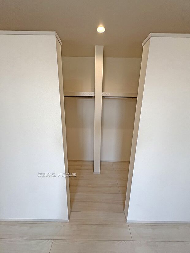 内装:大容量ウォークインクローゼット。 2号棟:現地写真2025.8.30撮影