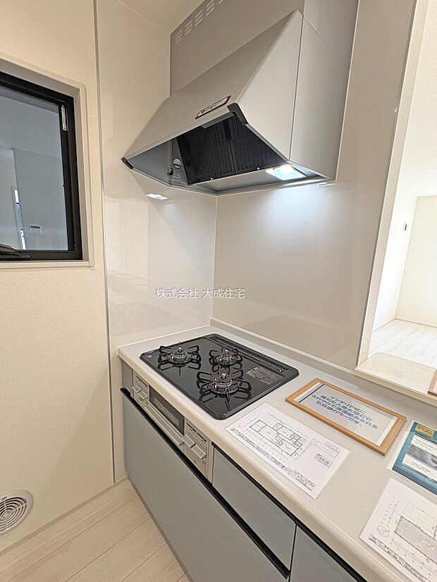 設備:3品同時調理が可能で家事時間の短縮に繋がります。　2号棟：現地写真2025.8.30撮影