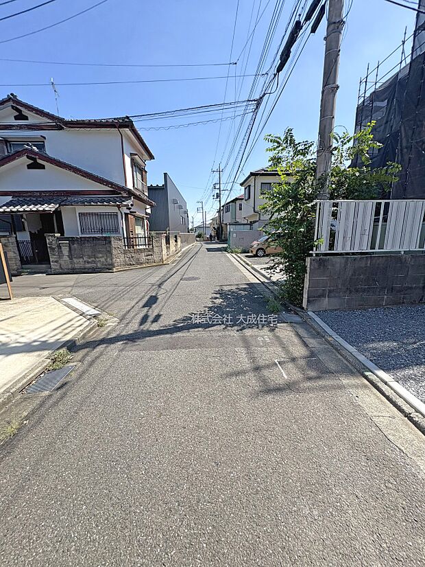 外観:前面道路は北東側4mの公道です。 2号棟:現地写真2025.8.30撮影