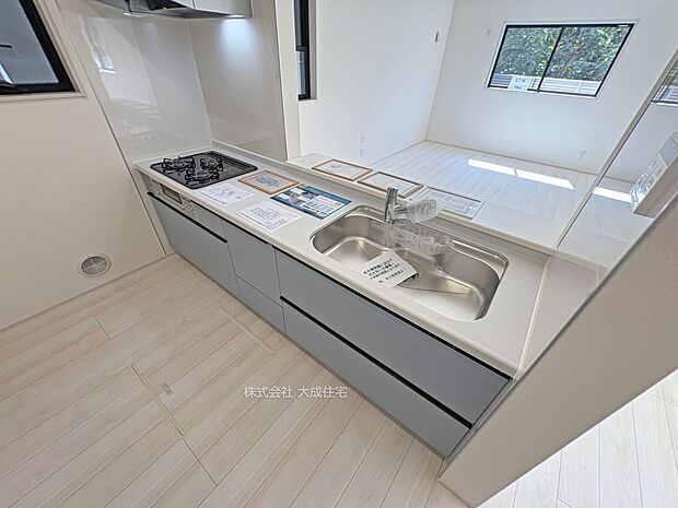 内装:LDｋを見渡せる対面式キッチンです。　2号棟：現地写真2025.8.30撮影