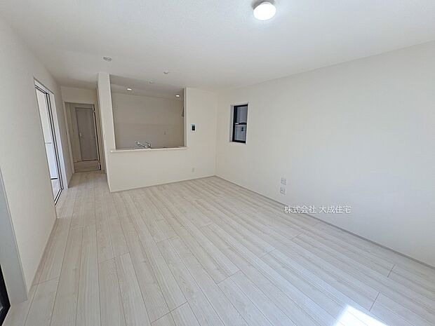 内装:テレビやソファー、ダイニングテーブルを置いてお食事をお楽しみいただけます。 2号棟:現地写真2025.8.30撮影