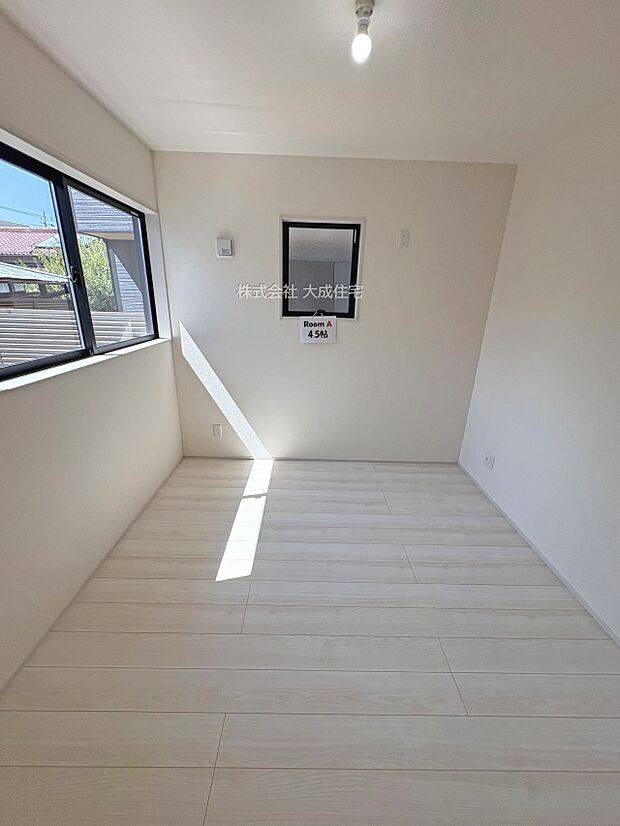 内装:1階洋室4.5帖。　2号棟：現地写真2025.8.30撮影