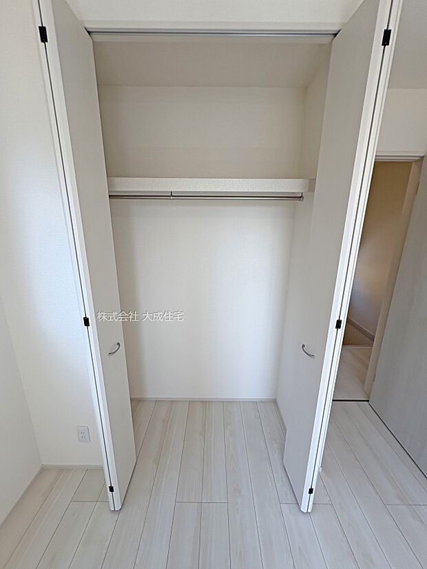 内装:採光良好なバルコニーに面した居室です。 2号棟:現地写真2025.8.30撮影