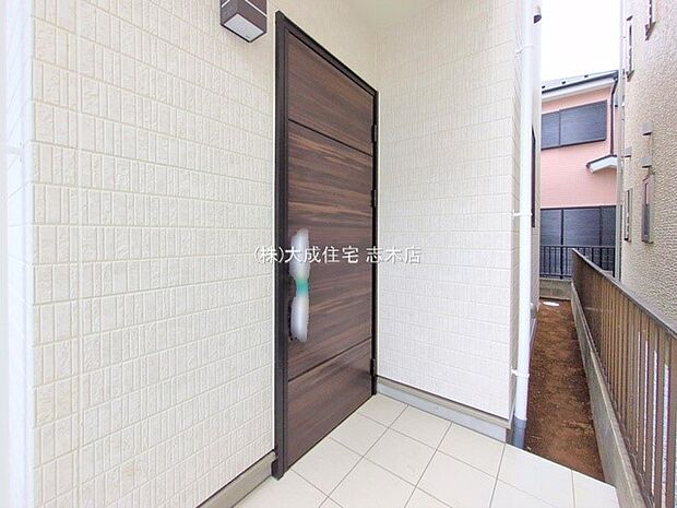 外観:玄関　現地写真2025.10.9撮影