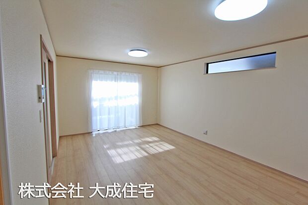 内装:家具を置いてもゆとりあるリビング　現地写真2025.10.23撮影
