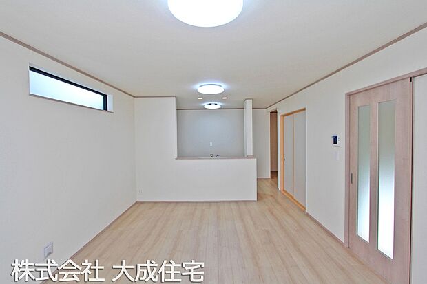 内装:リビング全体が見渡せる対面キッチンです！　現地写真2025.10.23撮影