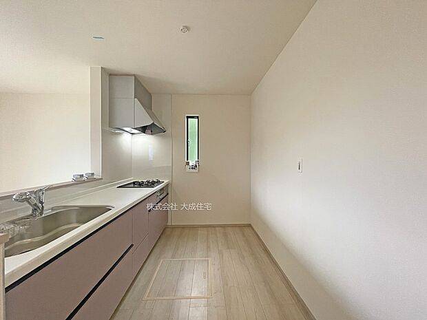 内装:ご家族と並んでお料理をお楽しみいただけます。　B号棟：現地写真2025.9.26撮影