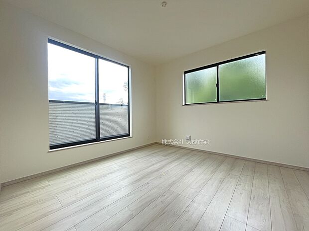 内装:2階洋室7.37帖。　B号棟：現地写真2025.9.26撮影