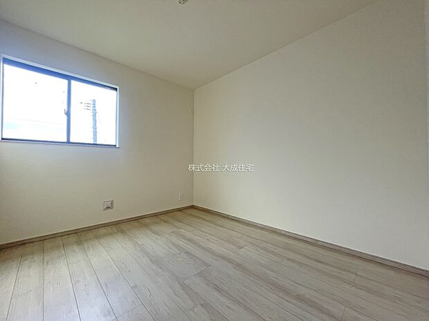 内装:2階洋室5.25帖。　B号棟：現地写真2025.9.26撮影