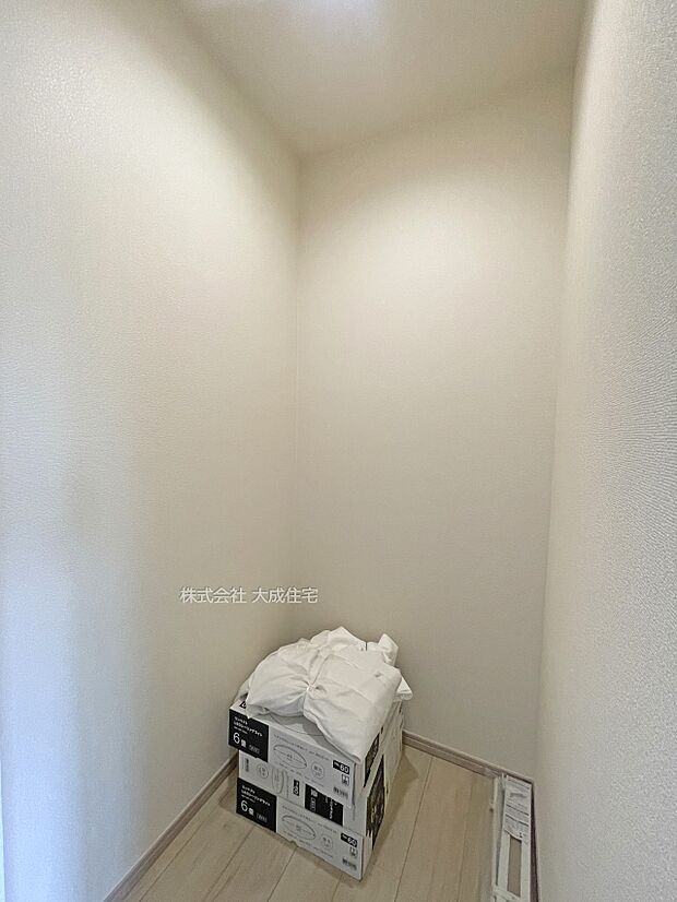 内装:キッチン横パントリー。　B号棟：現地写真2025.9.26撮影