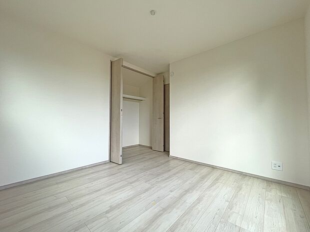 内装:バルコニーへの出入りが可能です。　B号棟：現地写真2025.9.26撮影