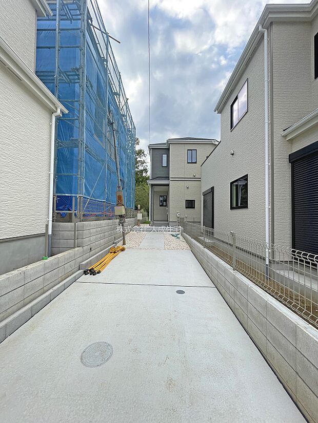 外観:駐車2-3台分駐車が可能です。　B号棟：現地写真2025.9.26撮影