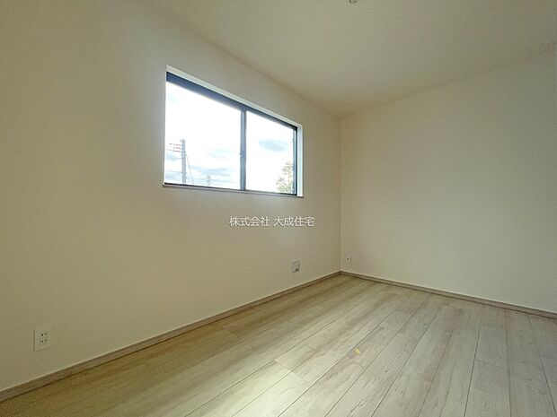 内装:2階洋室5.5帖。　B号棟：現地写真2025.9.26撮影