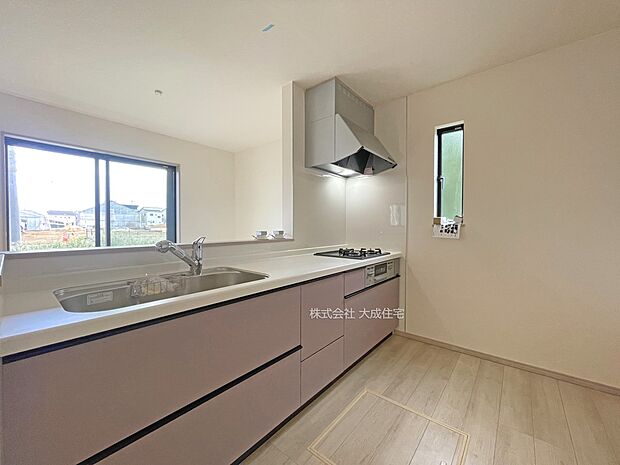 内装:対面式キッチンでLDＫ全体を見渡せます。　B号棟：現地写真2025.9.26撮影