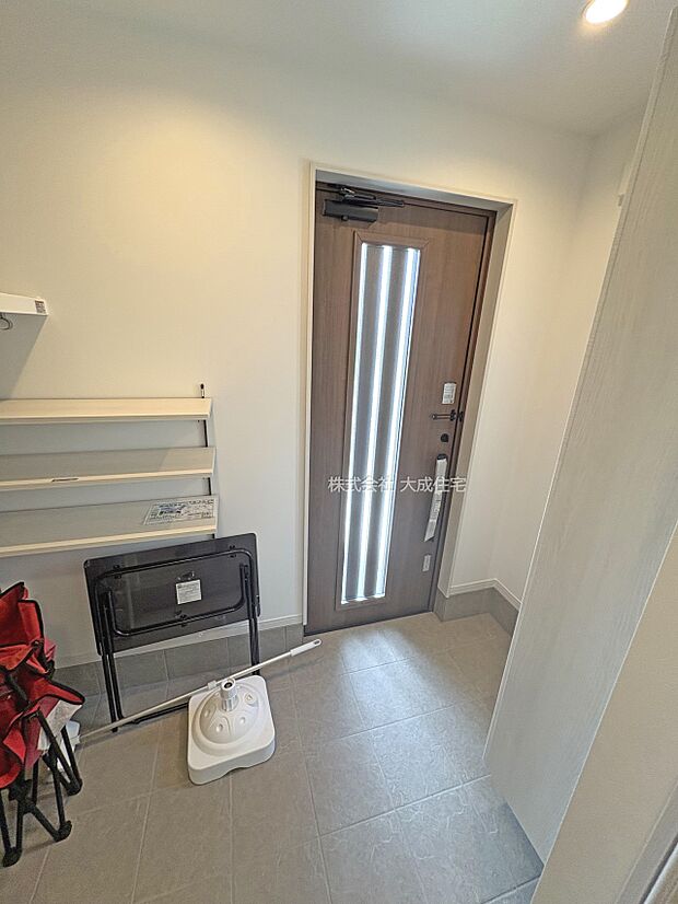 内装:ゆとりある玄関スペース。 現地写真2025.7.10撮影