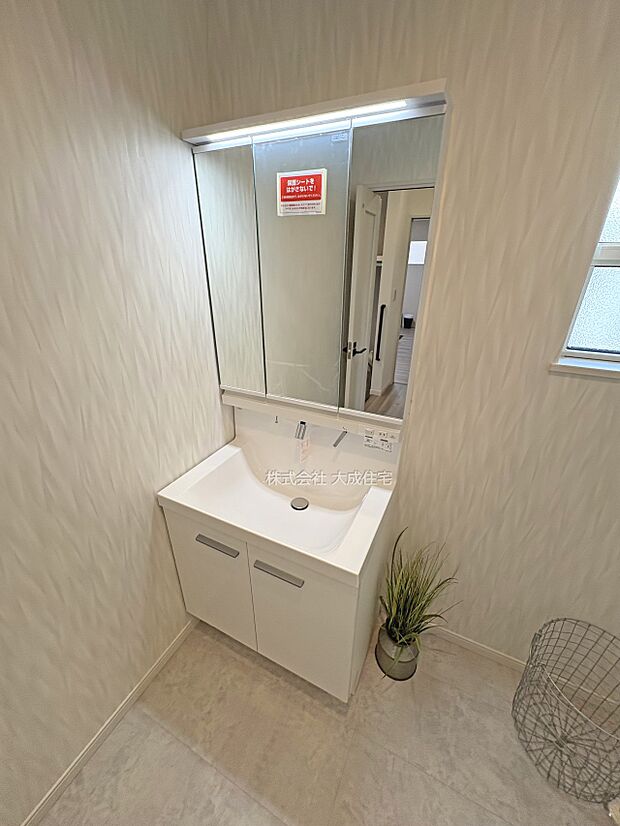 内装:洗面化粧台。　現地写真2025.7.10撮影