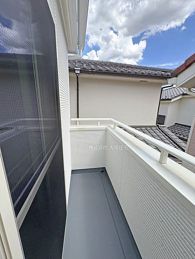 外観:陽当たり良好なバルコニー。　現地写真2025.7.10撮影