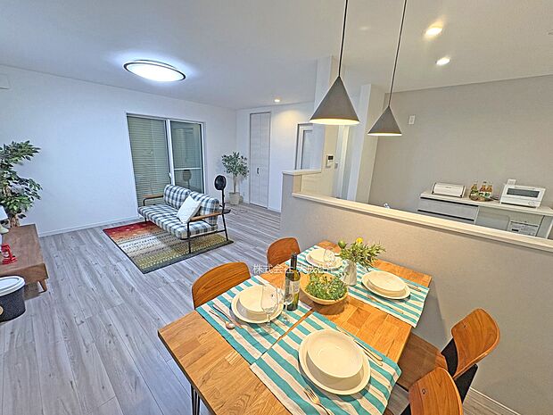 内装:ダイニングテーブルでお食事をお楽しみいただけます。　現地写真2025.7.10撮影