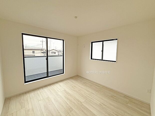 内装:2階洋室8.7帖。　現地写真2025.10.16撮影