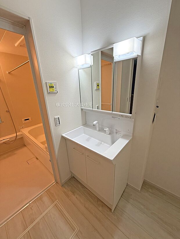 内装:収納付き洗面化粧台。　現地写真2025.10.16撮影