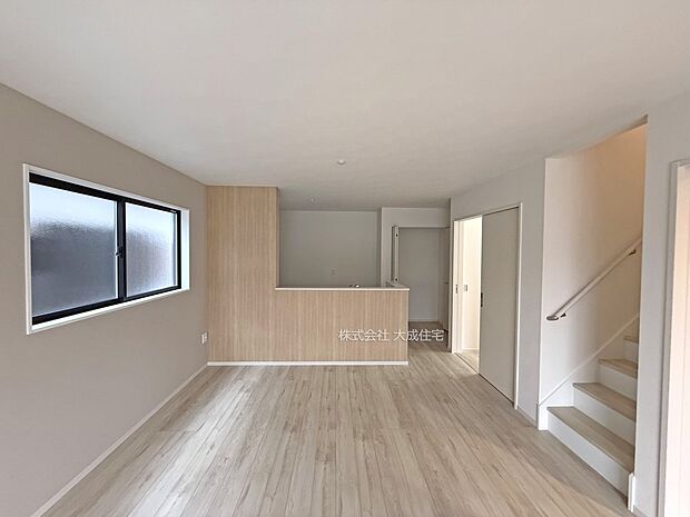 内装:ダイニングテーブルを置いてお食事をお楽しみいただけます。　現地写真2025.10.16撮影