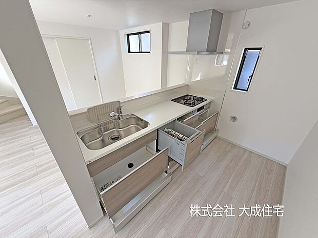 内装:キッチンは開放感があるセミオープンキッチン　現地写真2025.10.17撮影