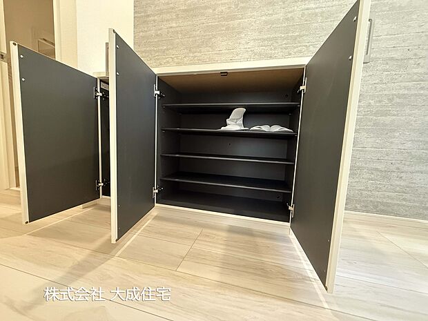 内装:1階ホールに玄関収納がございます！　現地写真2025.10.17撮影
