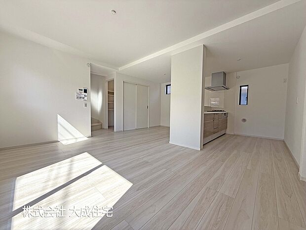 内装:白基調の清潔感が溢れるリビング　現地写真2025.10.17撮影