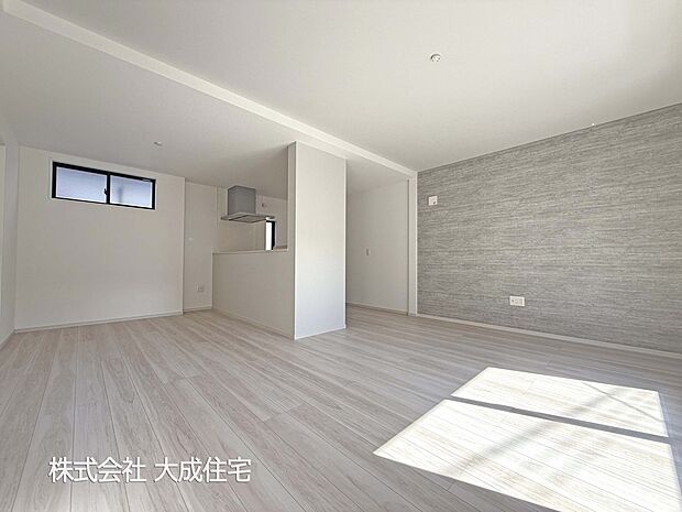 内装:バルコニーに面したリビングで開放感と陽当り・通風共に良好です！　現地写真2025.10.17撮影