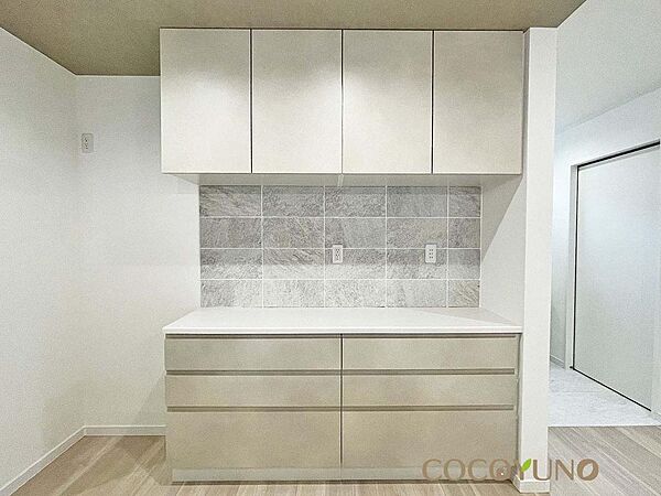 当社施工例プラン：建物価格1950万円、建物面積99.36m2　キッチンとグレージュで統一したカップボード