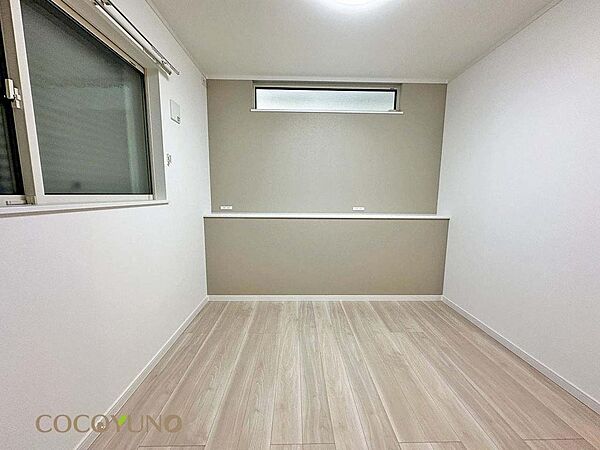 当社施工例プラン：建物価格1950万円、建物面積99.36m2　アクセントクロスで空間に変化をつけた洋室