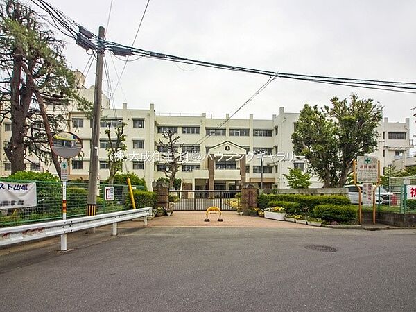 川越市立城南中学校まで450m 徒歩6分。学校教育目標：絆をつよめ共に高めあう心豊かな生徒