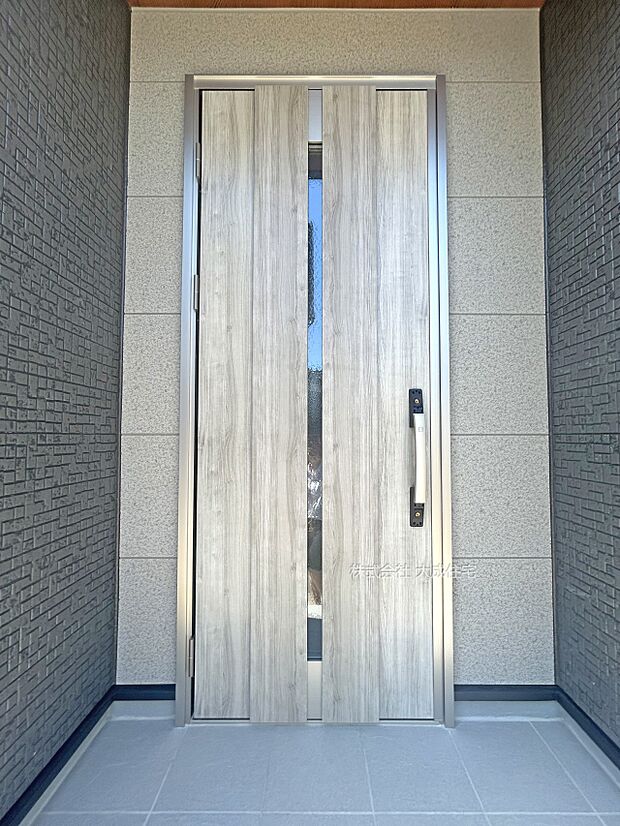 外観:玄関。 現地写真:2025.8.30撮影