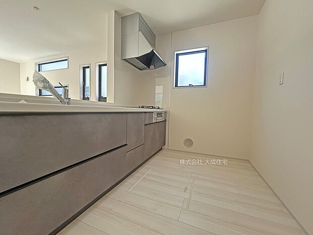 内装:ご家族とお料理が楽しめるキッチンスペース。　現地写真：2025.8.30撮影