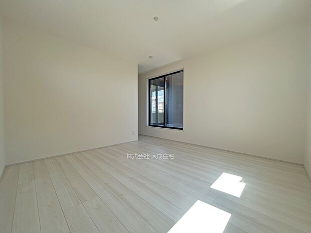 内装:2階洋室8.75帖。 現地写真:2025.8.30撮影