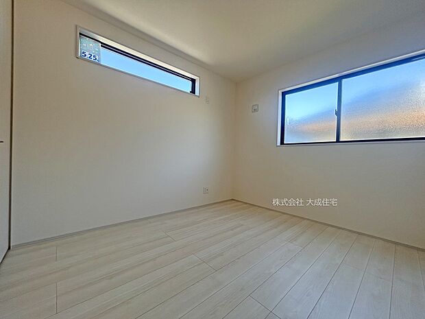 内装:2階洋室5.25帖。 現地写真:2025.8.30撮影