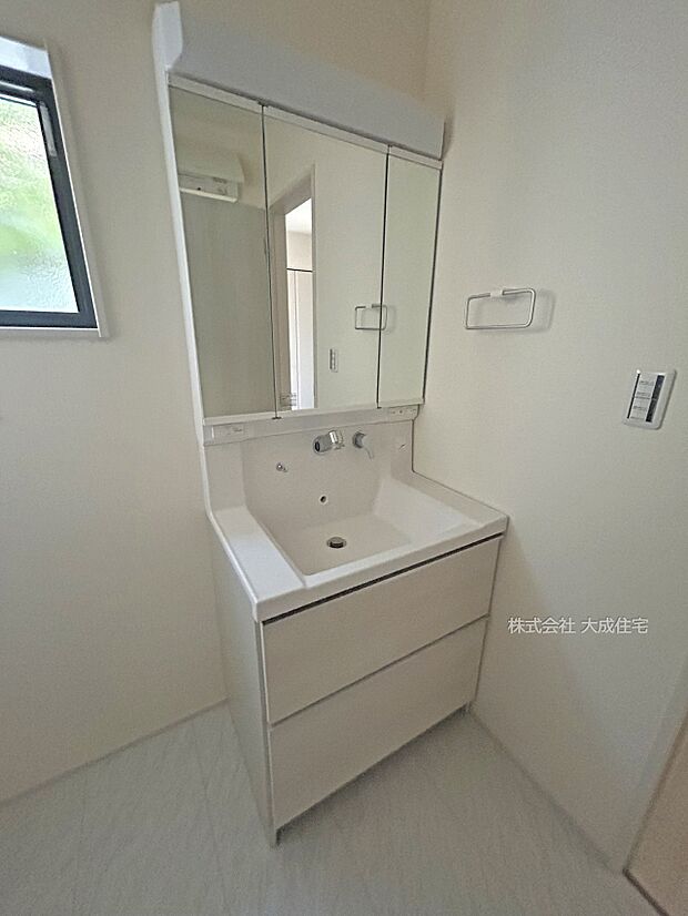 内装:収納付き洗面化粧台。 現地写真:2025.8.30撮影