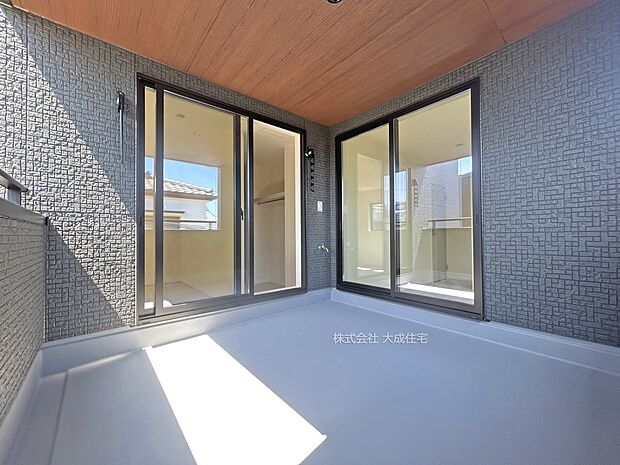 外観:雨の日も安心なインナーバルコニー。 現地写真:2025.8.30撮影