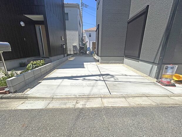 外観:並列駐車が可能です。 現地写真:2025.8.30撮影