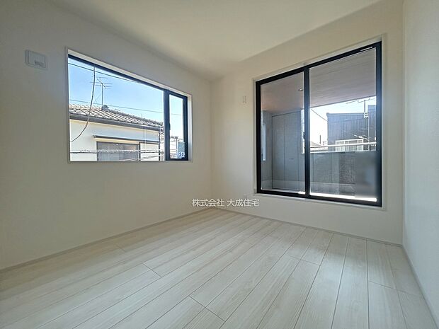 内装:2階洋室5帖。 現地写真:2025.8.30撮影