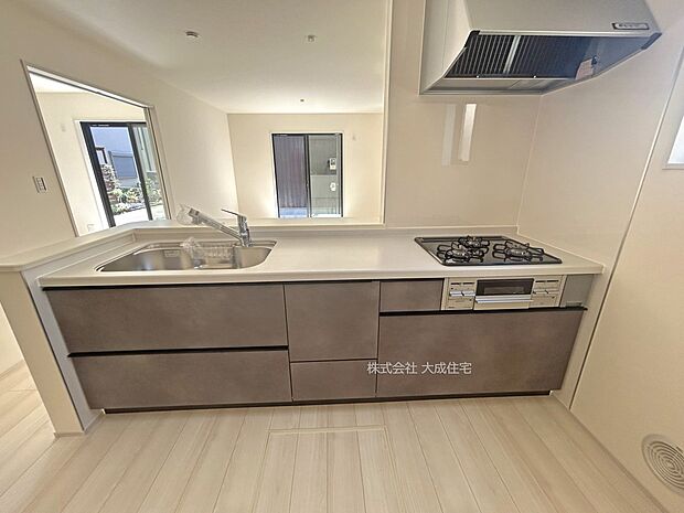 内装:LDK全体を見渡せる対面式キッチンです。 現地写真:2025.8.30撮影