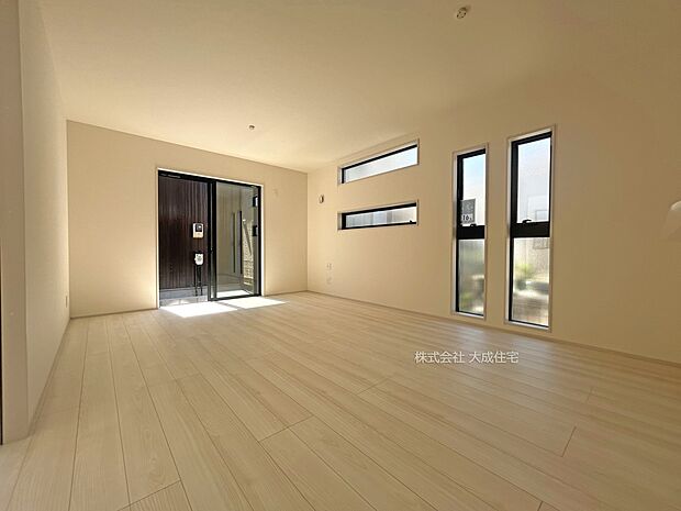 内装:テレビやソファー、ダイニングテーブルを置いてお食事をお楽しみいただけます。 現地写真:2025.8.30撮影