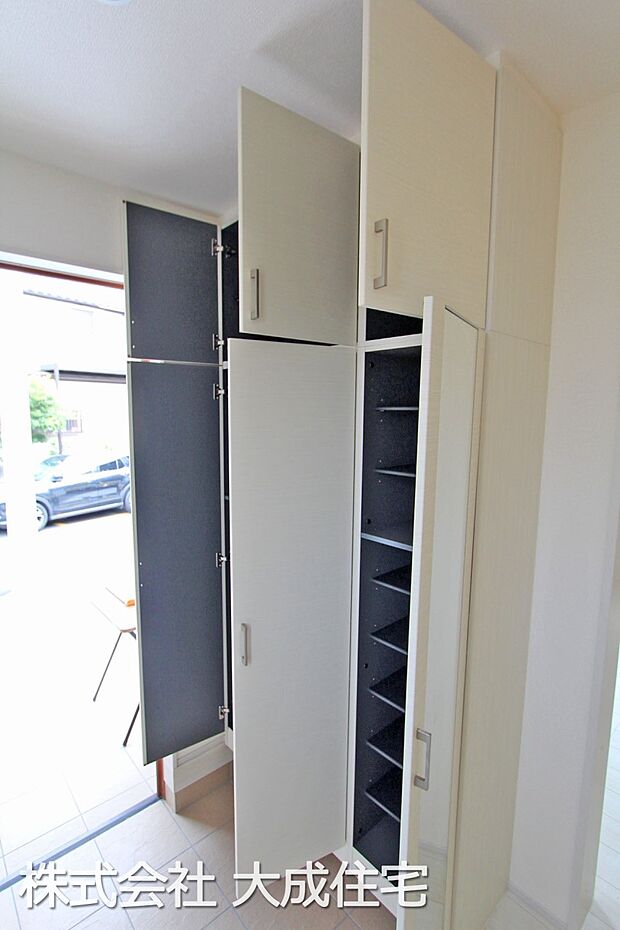 内装:1号棟：玄関収納　現地写真2025.10.6撮影