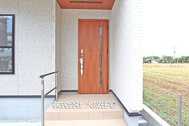 外観:1号棟：玄関　現地写真2025.10.6撮影