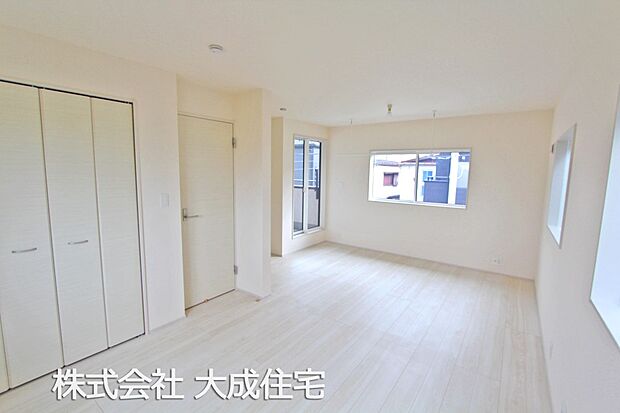 内装:1号棟：洋室広々11帖　現地写真2025.10.6撮影