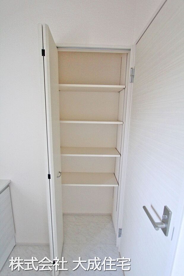 内装:1号棟：洗面室にも収納スペースがございます！　現地写真2025.10.6撮影