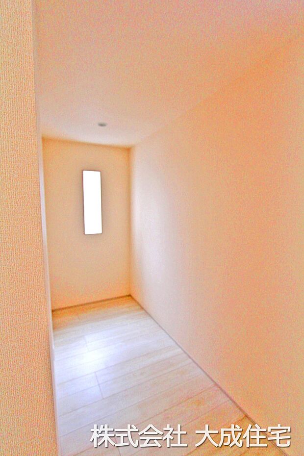 内装:1号棟：食品だけでなく日用品の収納も可能なパントリー　現地写真2025.10.6撮影