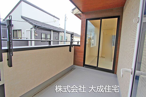 外観:1号棟：洗濯物が多い日はもちろん、遊び場としても利用可能です！　現地写真2025.10.6撮影